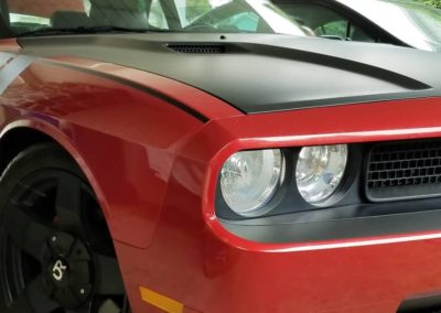 Lettrage mat du capot d’un Dodge Challenger