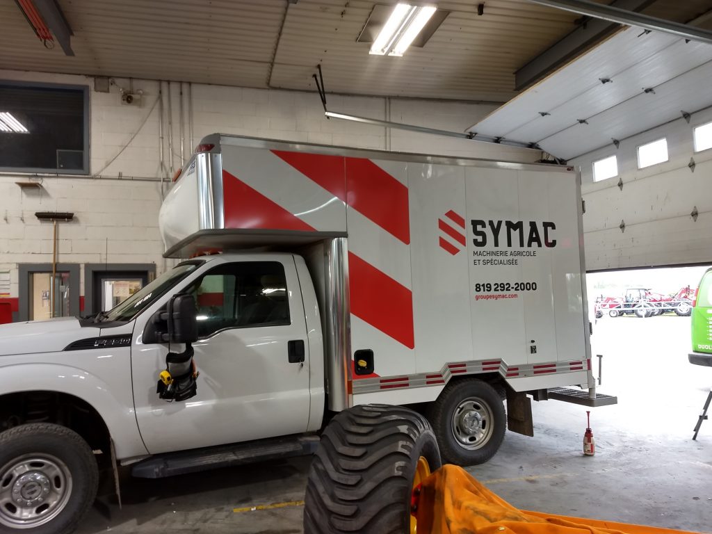Impression et installation du lettrage – Groupe Symac