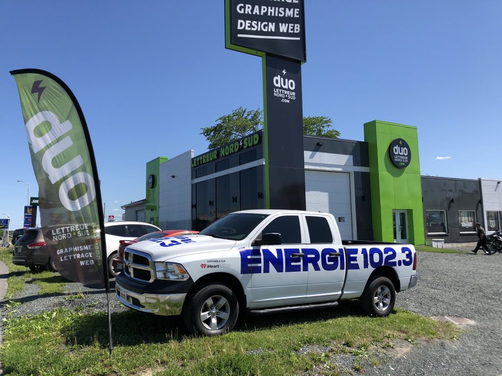 Lettrage d’un véhicule d’Énergie 102,3 Mauricie