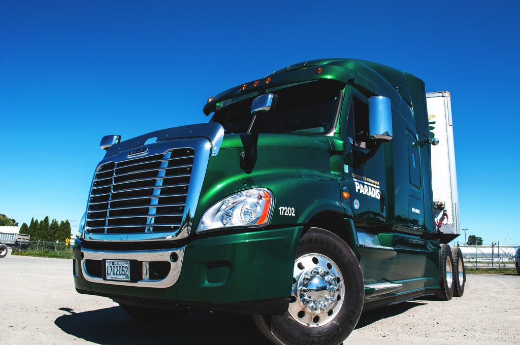 Lettrage de la semi-remorque de Transport et entreposage Paradis