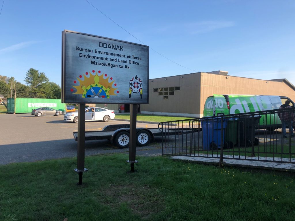 Enseigne non lumineuse sur pieux vissés pour le bureau environnement