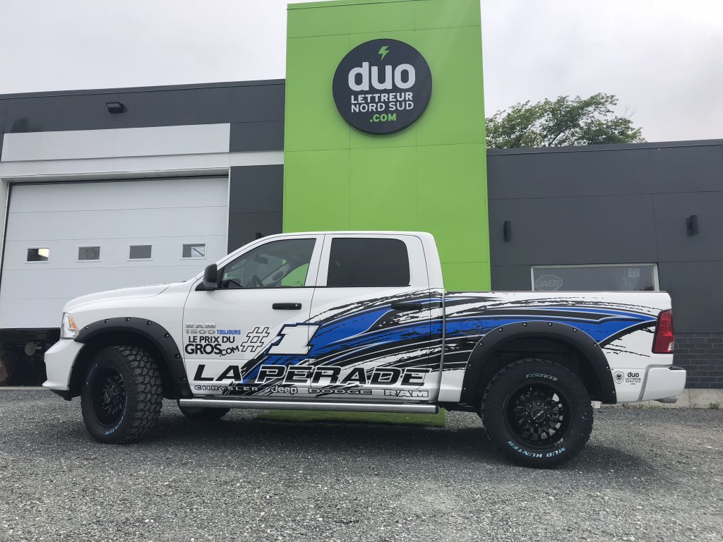 Lettrage d’un camion pour La Pérade Chrysler – Le Prix du Gros