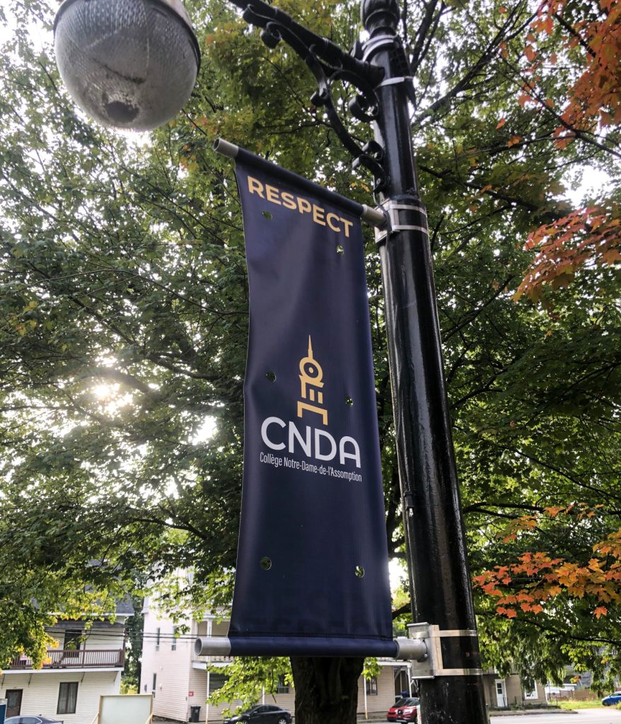 Collège Nore-Dame-de-L'Assomption: Affichage extérieur au CNDA